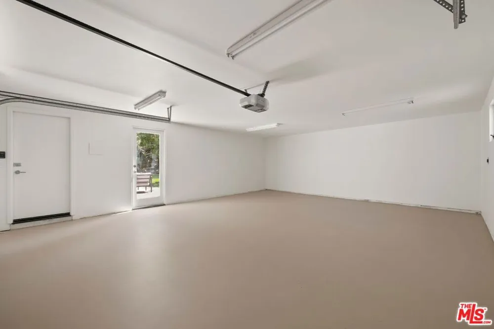 2100 Roscomare Road Los Angeles, CA 90077