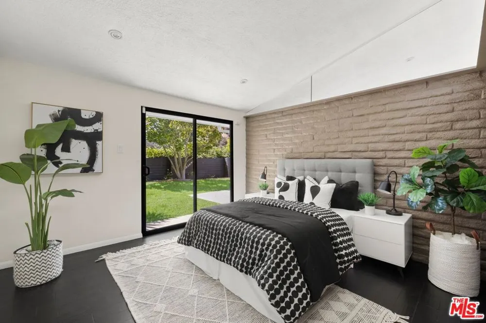 2100 Roscomare Road Los Angeles, CA 90077
