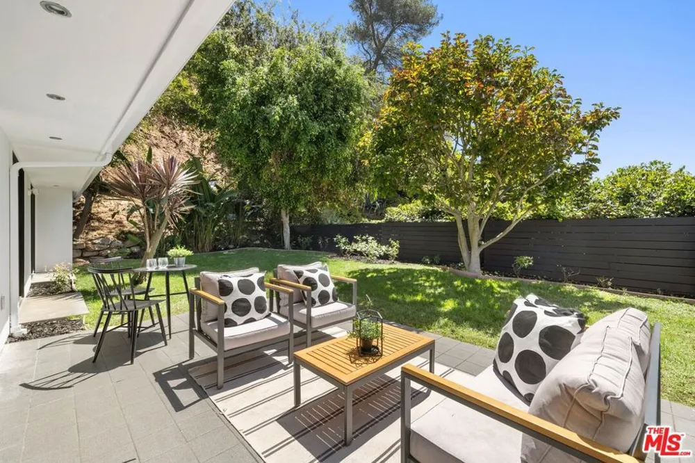 2100 Roscomare Road Los Angeles, CA 90077