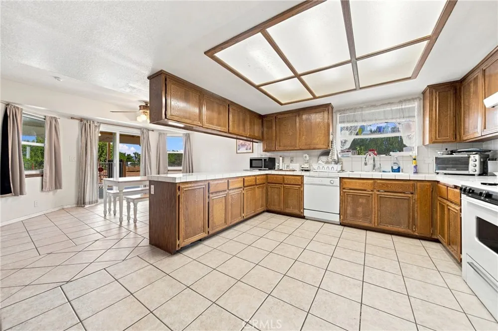 8609 Maple Hesperia, CA 92345