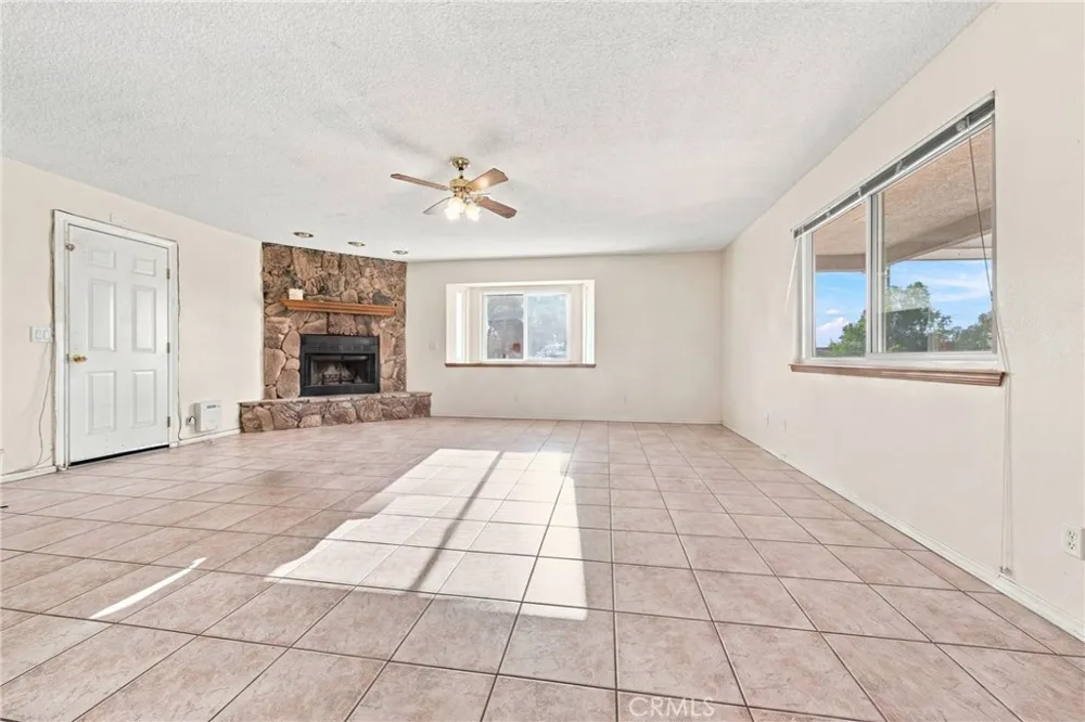 8609 Maple Hesperia, CA 92345