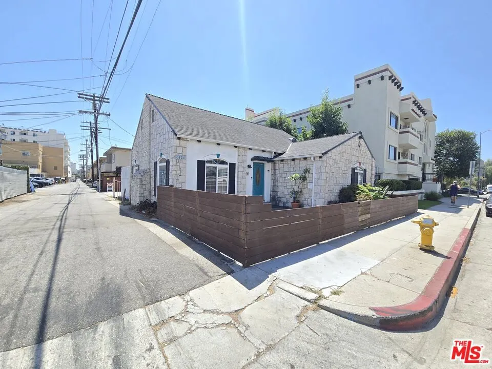 10420 Palms Boulevard Los Angeles, CA 90034