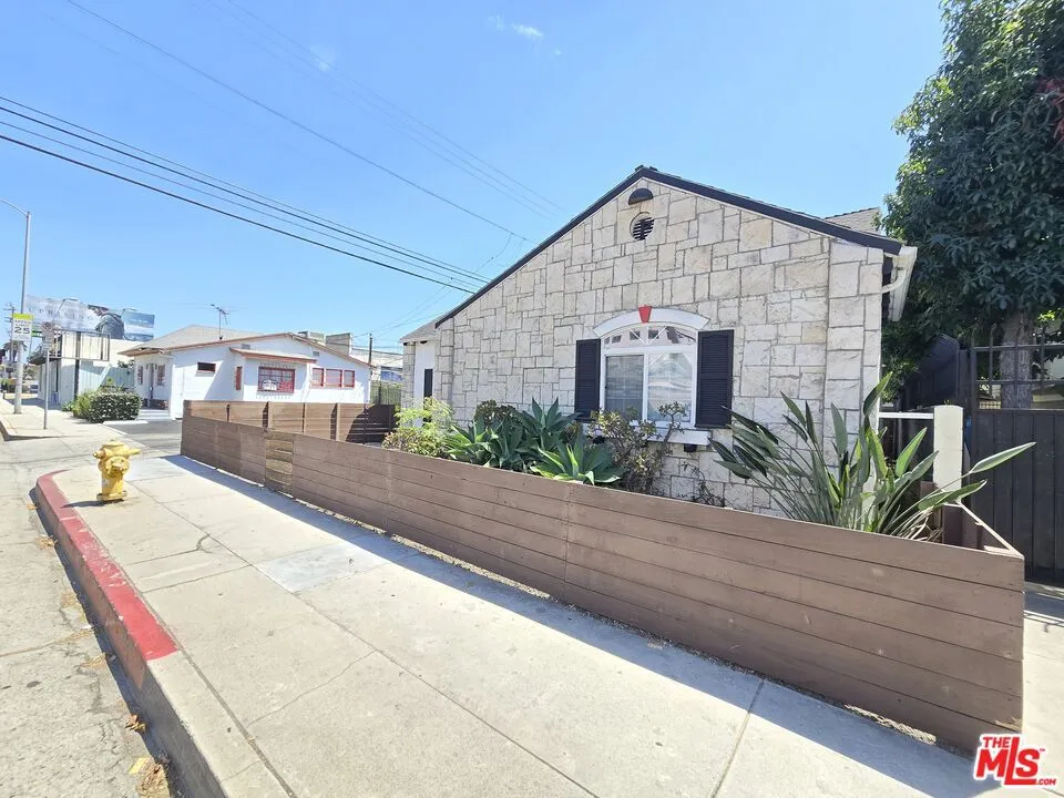 10420 Palms Boulevard Los Angeles, CA 90034