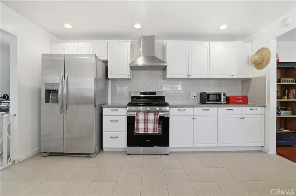 16775 Sierra Highway Canyon Country, CA 91351