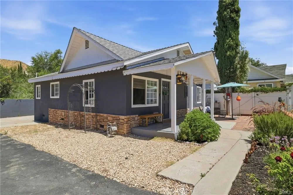 16775 Sierra Highway Canyon Country, CA 91351