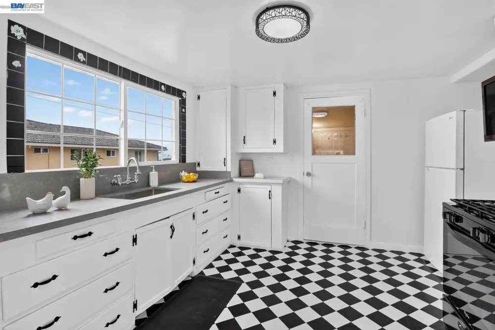 18473 Apricot Way Castro Valley, CA 94546