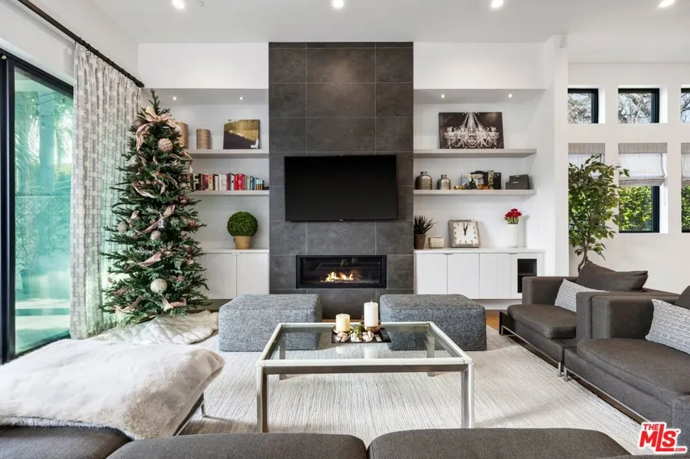 15030 Hartsook Street Sherman Oaks, CA 91403