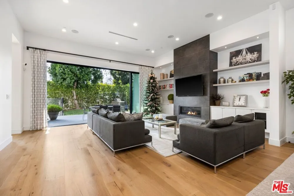 15030 Hartsook Street Sherman Oaks, CA 91403