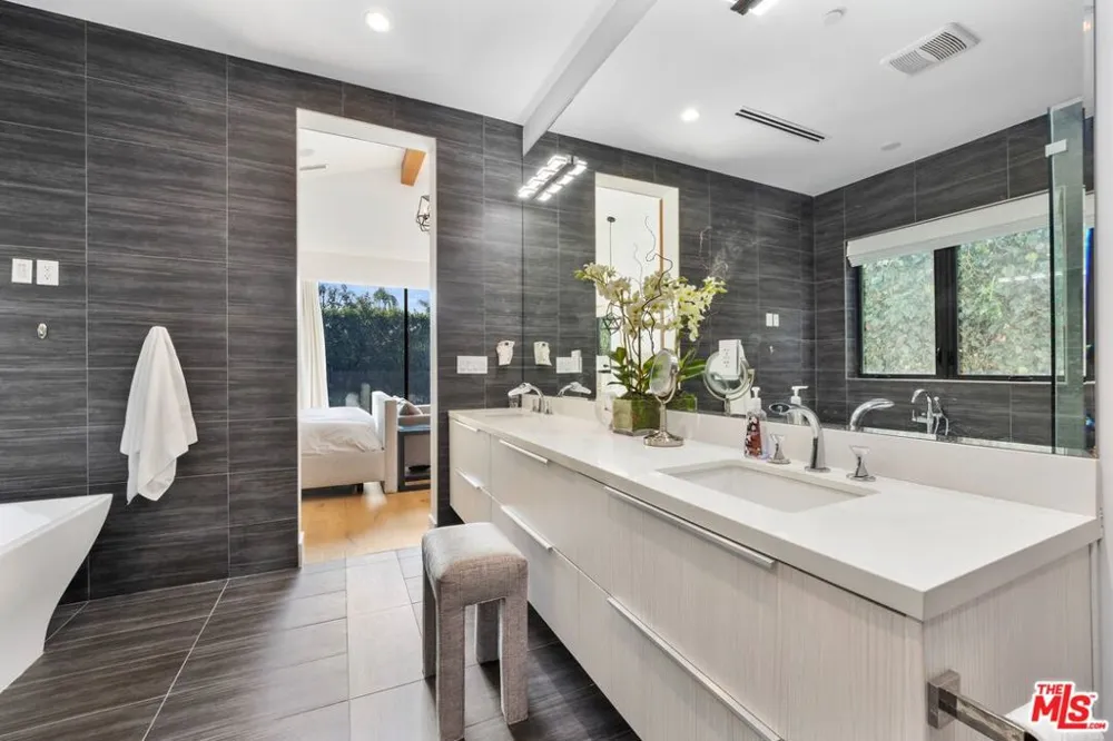 15030 Hartsook Street Sherman Oaks, CA 91403