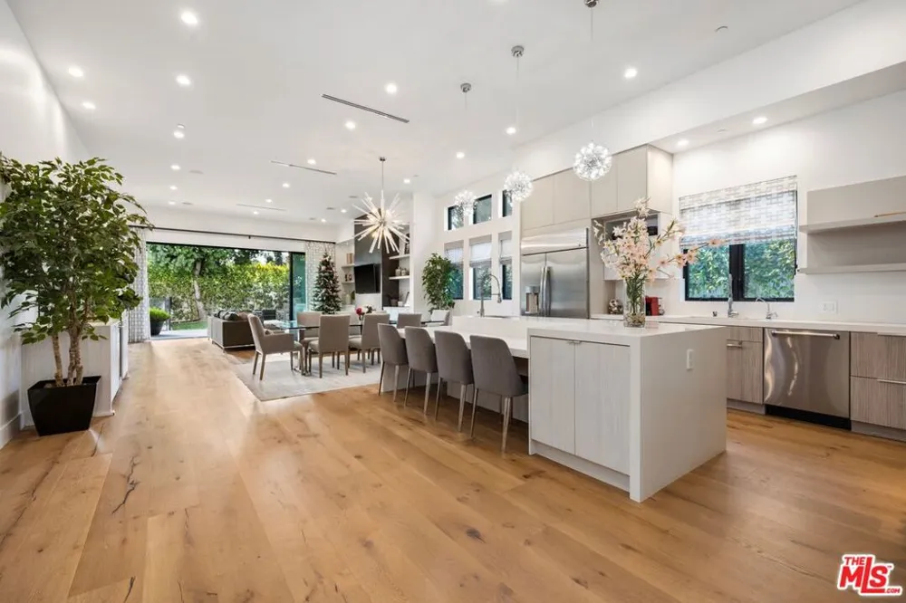15030 Hartsook Street Sherman Oaks, CA 91403