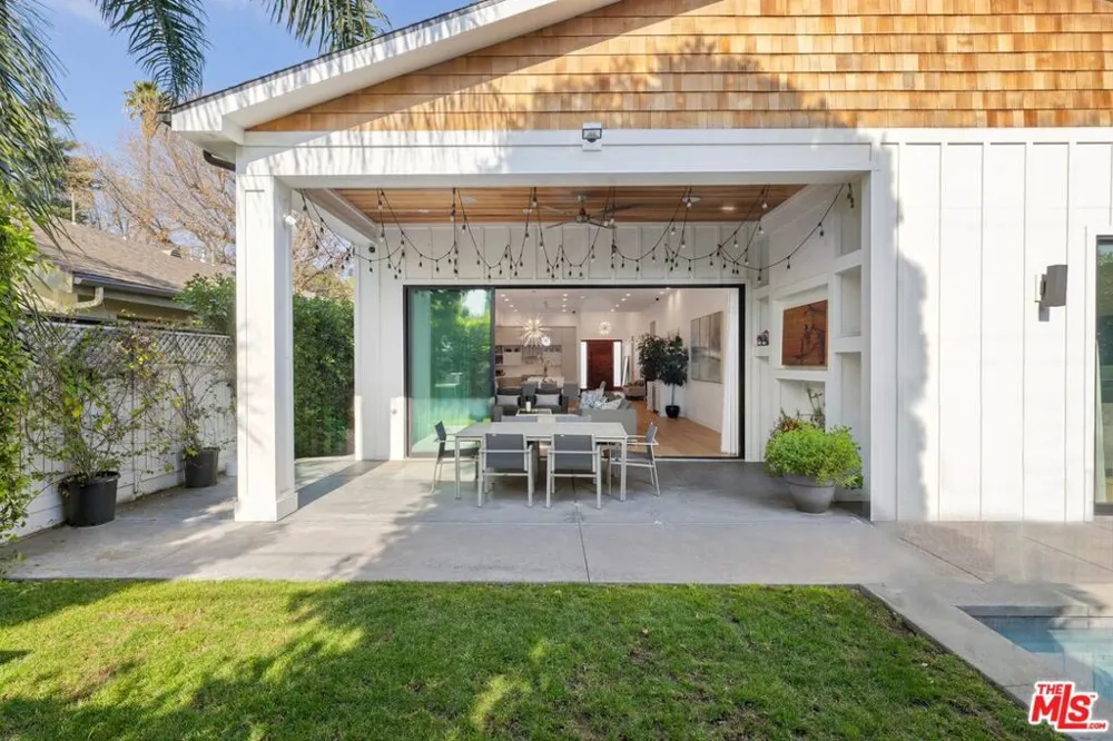 15030 Hartsook Street Sherman Oaks, CA 91403