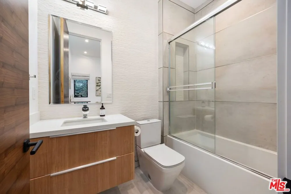 15030 Hartsook Street Sherman Oaks, CA 91403