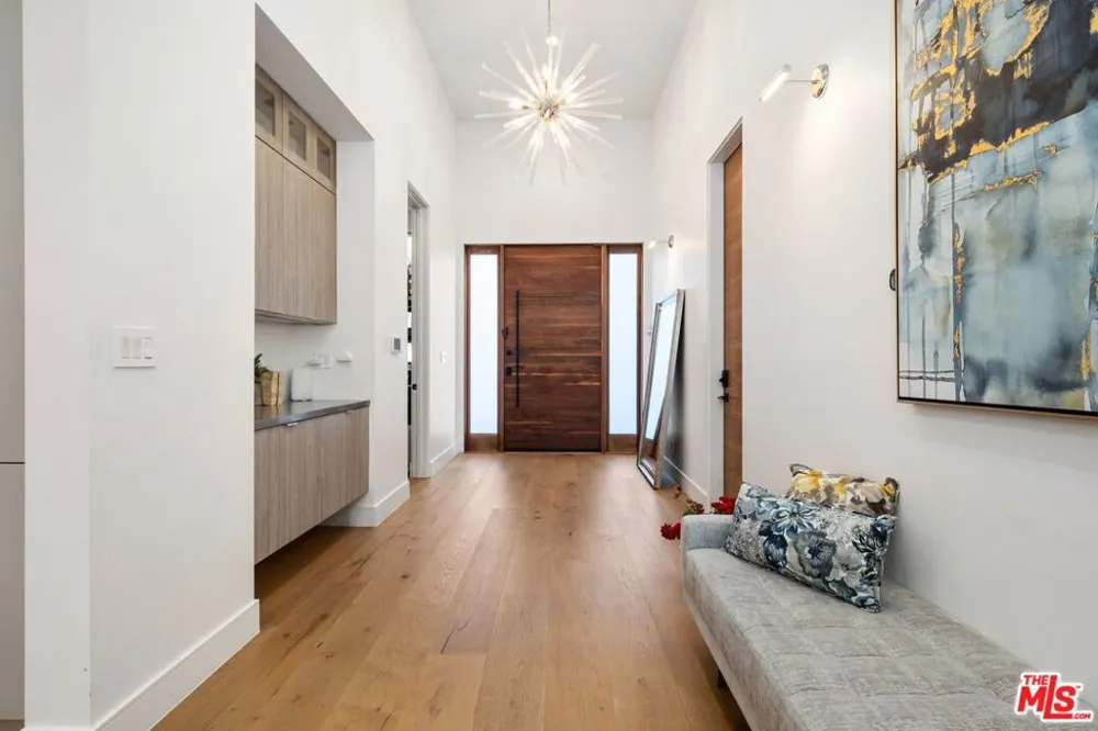 15030 Hartsook Street Sherman Oaks, CA 91403