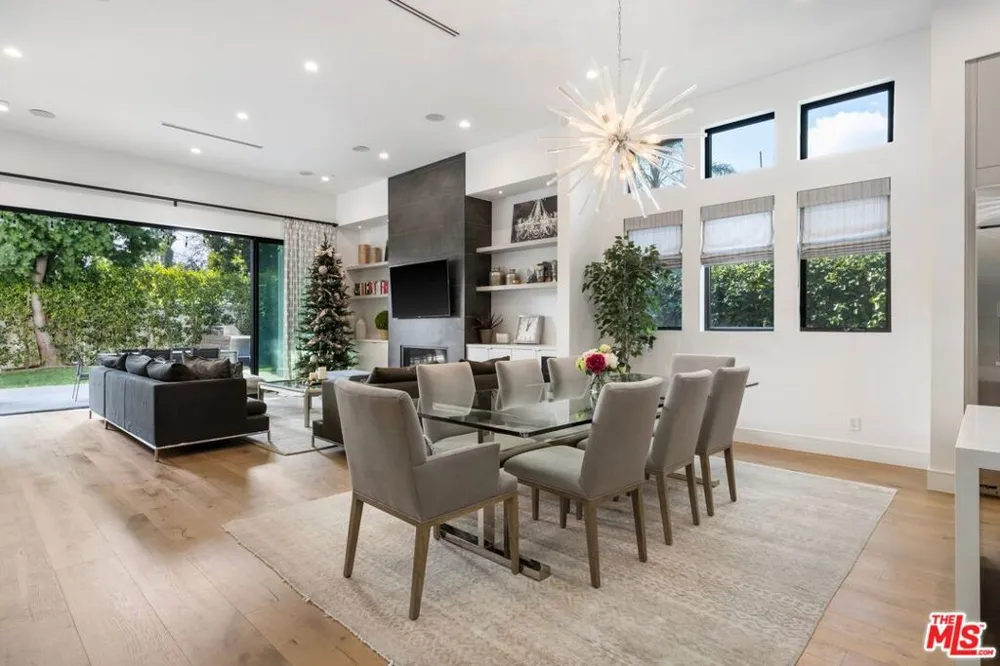 15030 Hartsook Street Sherman Oaks, CA 91403