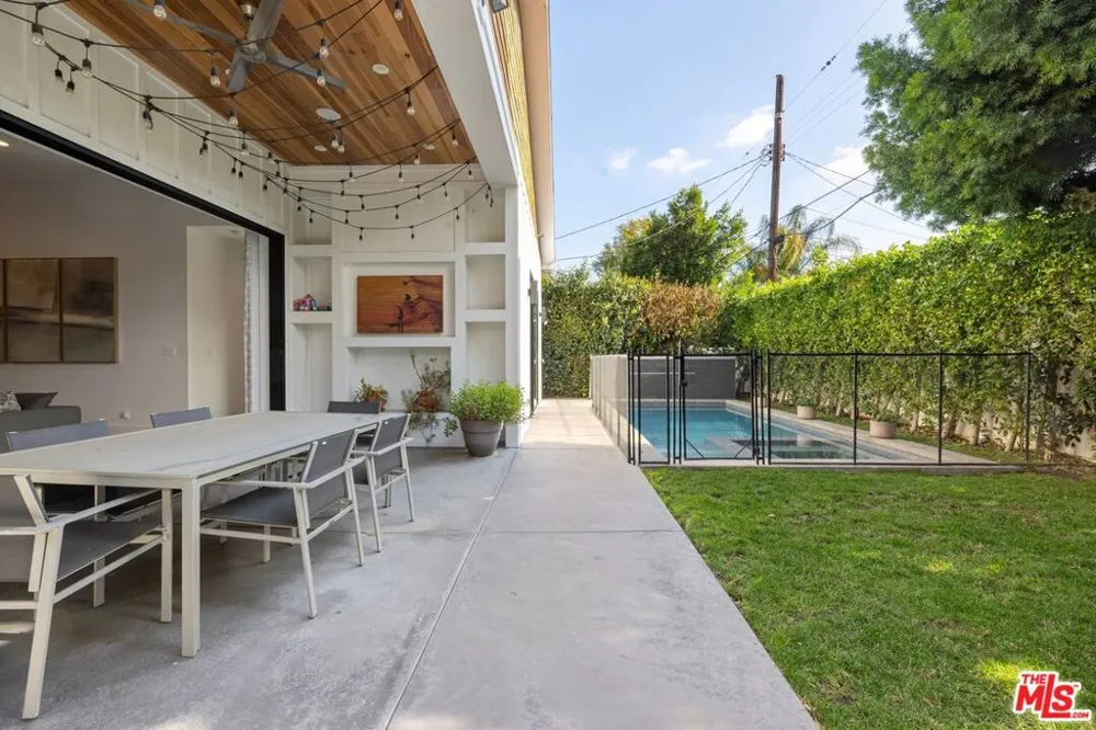 15030 Hartsook Street Sherman Oaks, CA 91403