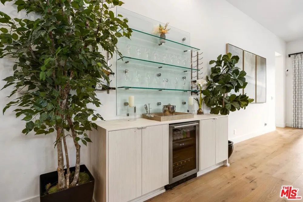 15030 Hartsook Street Sherman Oaks, CA 91403