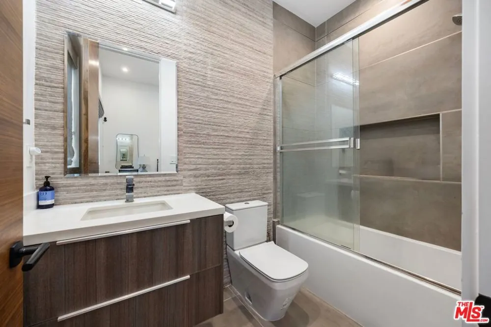 15030 Hartsook Street Sherman Oaks, CA 91403