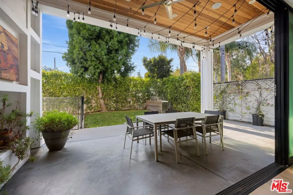 15030 Hartsook Street Sherman Oaks, CA 91403