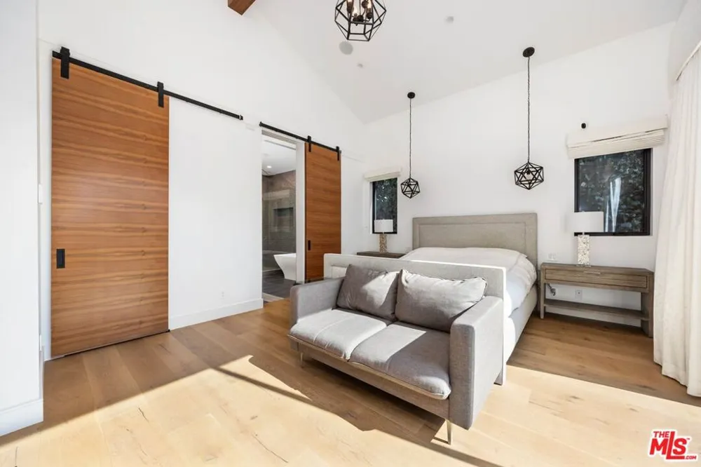 15030 Hartsook Street Sherman Oaks, CA 91403