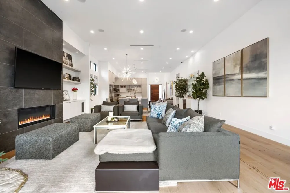 15030 Hartsook Street Sherman Oaks, CA 91403