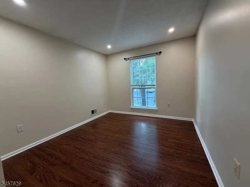 30 Columbus Dr Franklin, NJ 08823