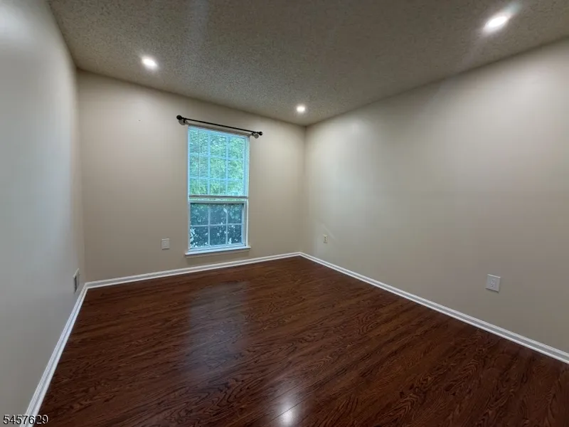 30 Columbus Dr Franklin, NJ 08823