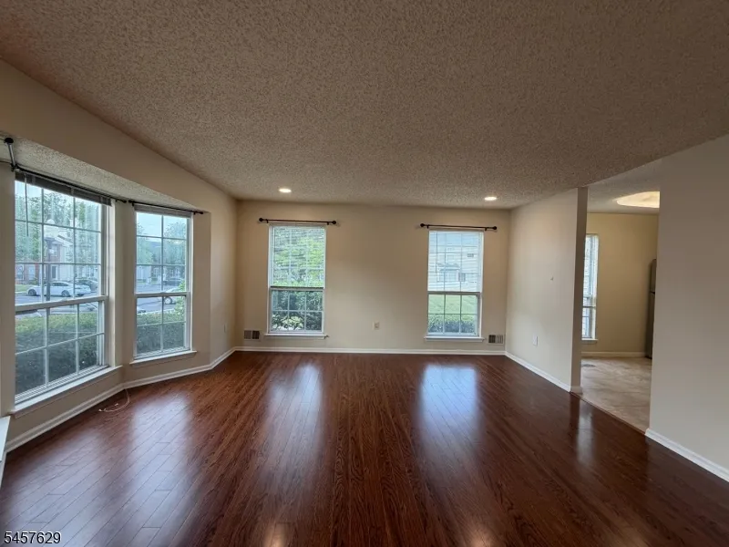 30 Columbus Dr Franklin, NJ 08823