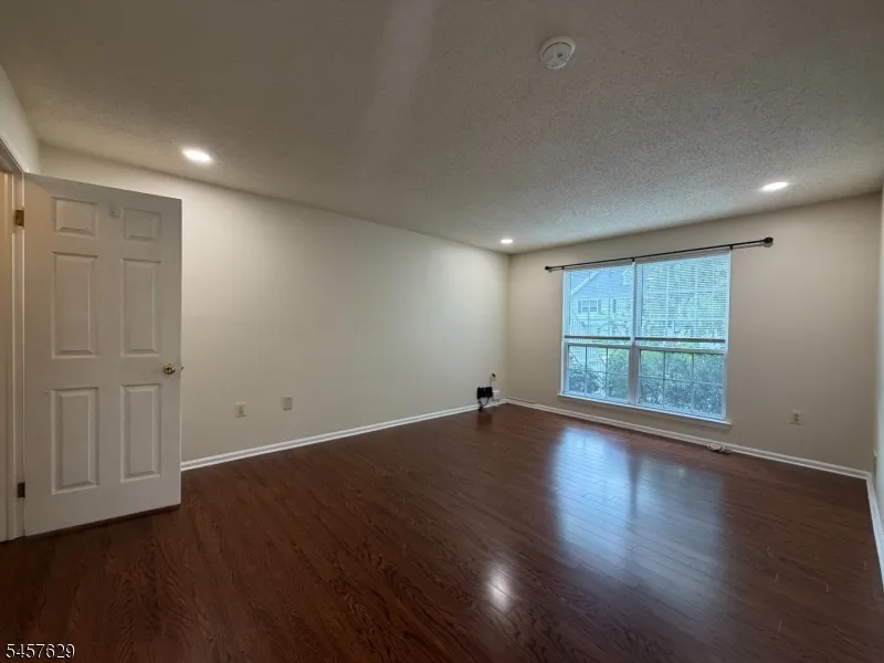 30 Columbus Dr Franklin, NJ 08823