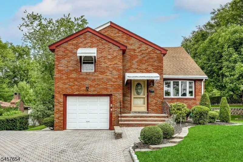 105 Arnot Pl Paramus, NJ 07652