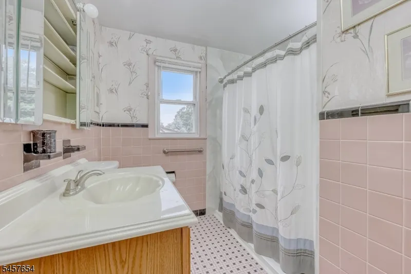 105 Arnot Pl Paramus, NJ 07652