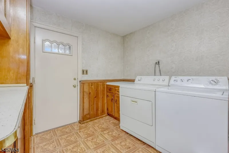 105 Arnot Pl Paramus, NJ 07652