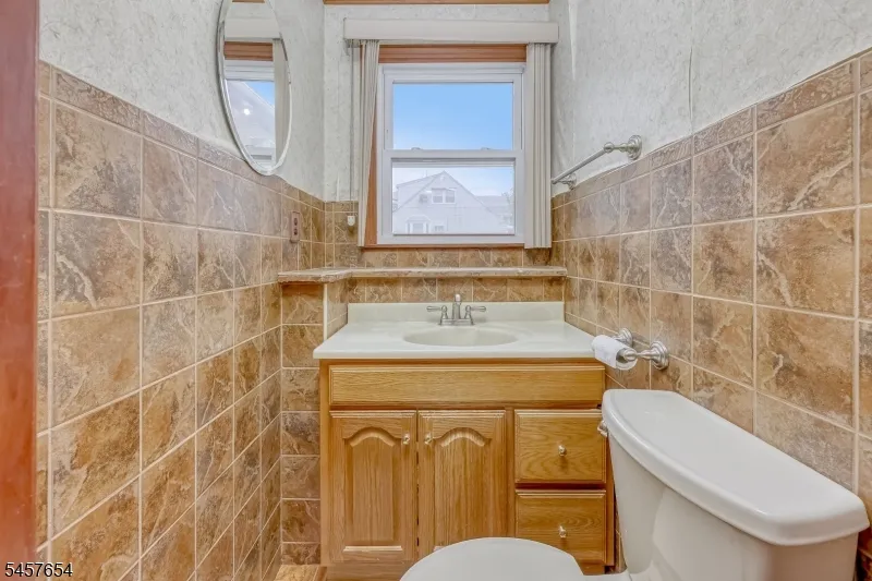 105 Arnot Pl Paramus, NJ 07652