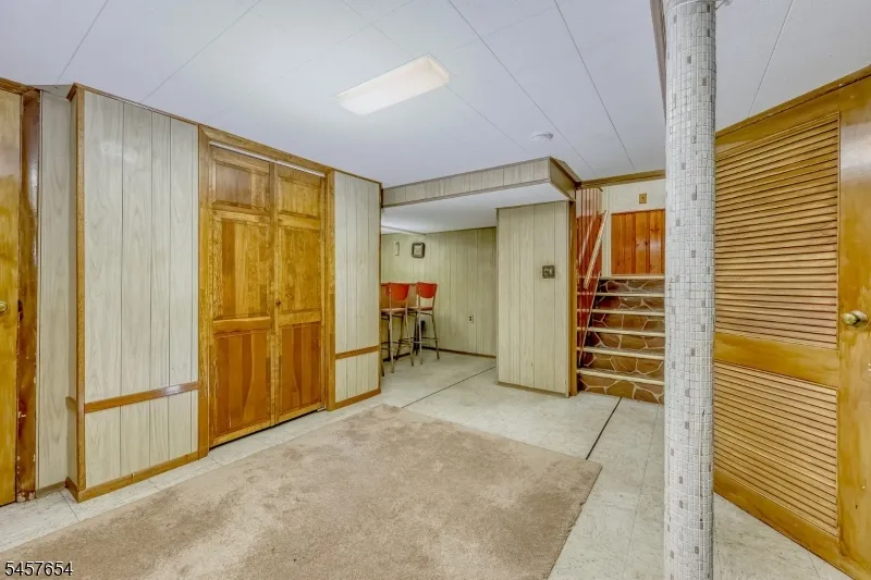 105 Arnot Pl Paramus, NJ 07652