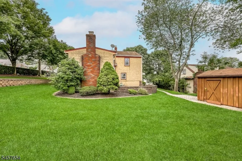 105 Arnot Pl Paramus, NJ 07652