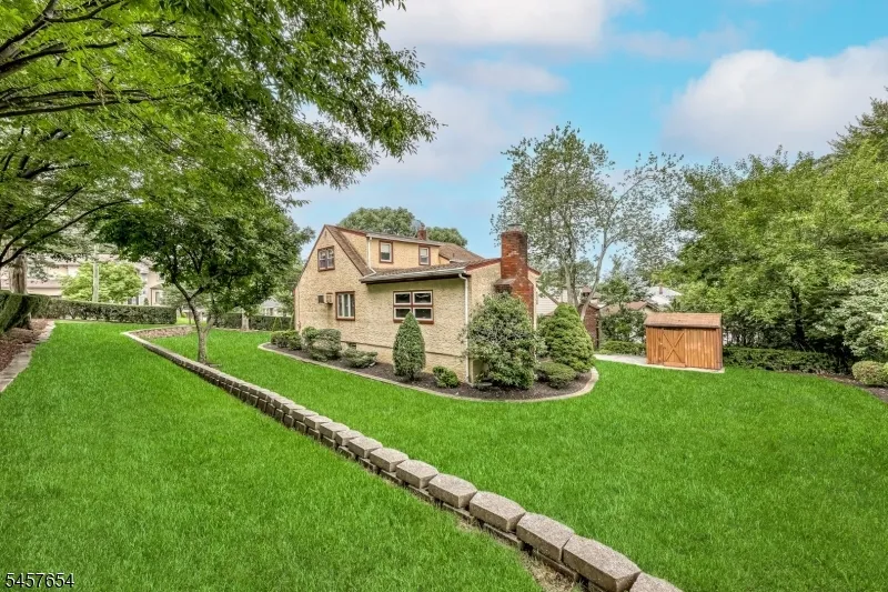 105 Arnot Pl Paramus, NJ 07652