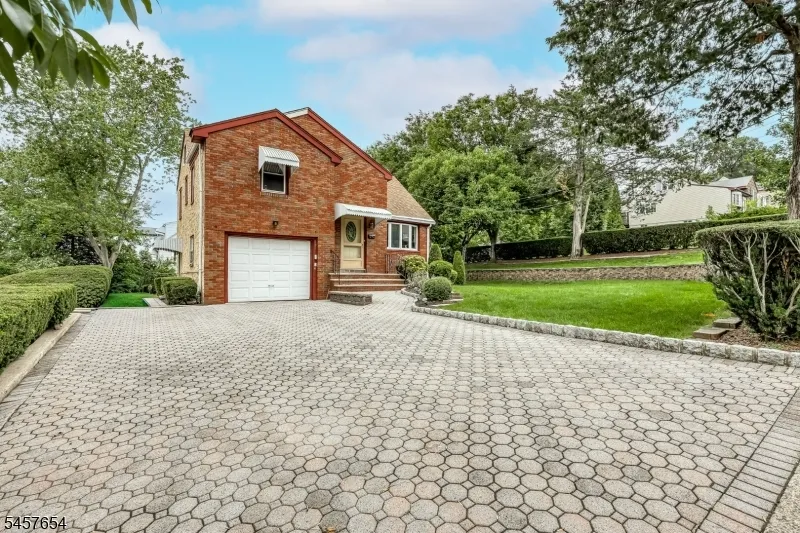 105 Arnot Pl Paramus, NJ 07652