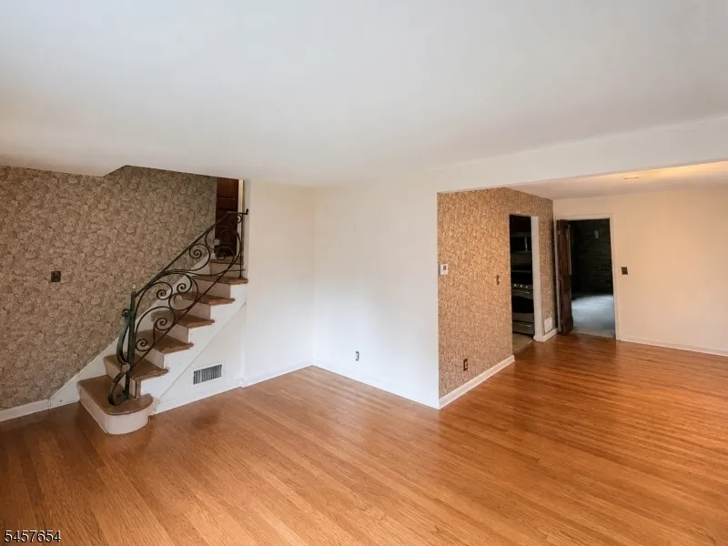 105 Arnot Pl Paramus, NJ 07652