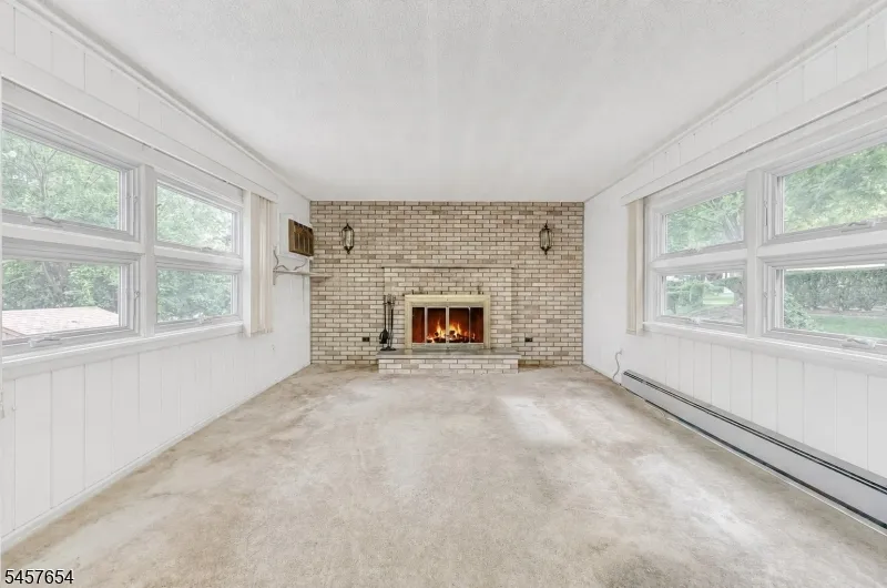 105 Arnot Pl Paramus, NJ 07652
