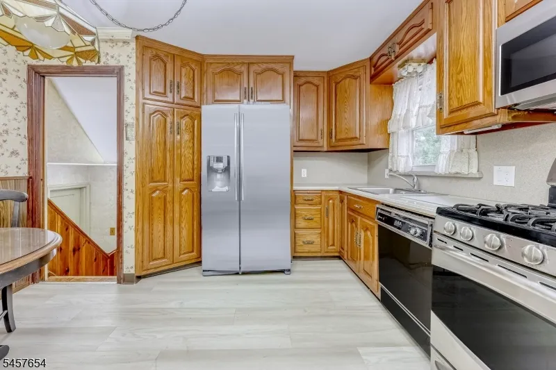 105 Arnot Pl Paramus, NJ 07652