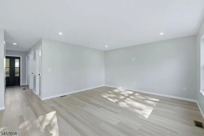 10 Delar Pkwy #B Unit B Franklin, NJ 08823