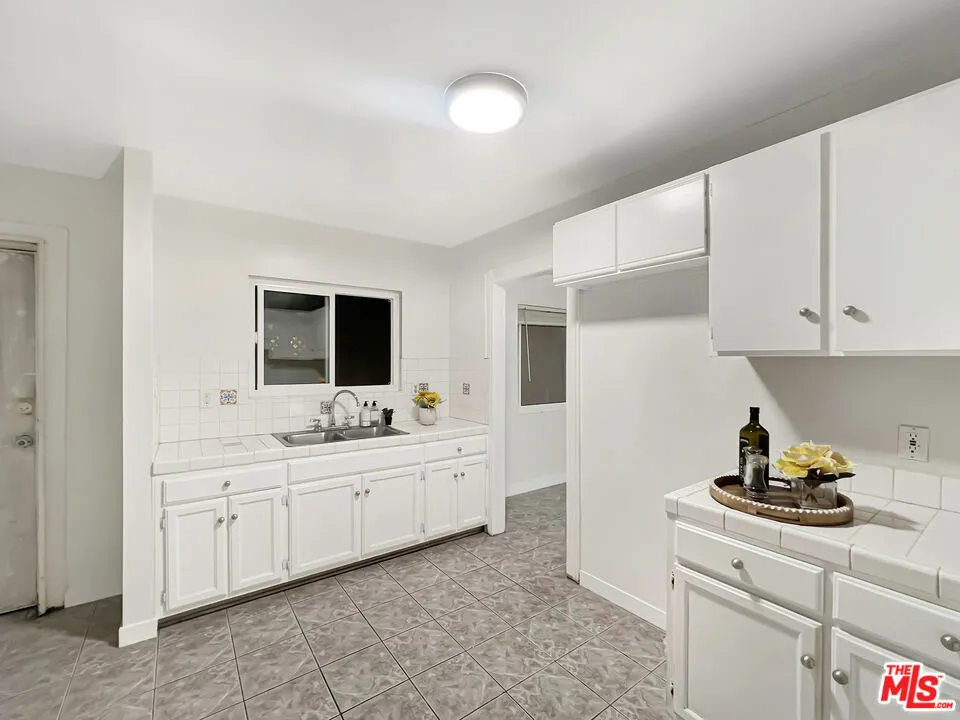 2166 W 29th Place Los Angeles, CA 90018