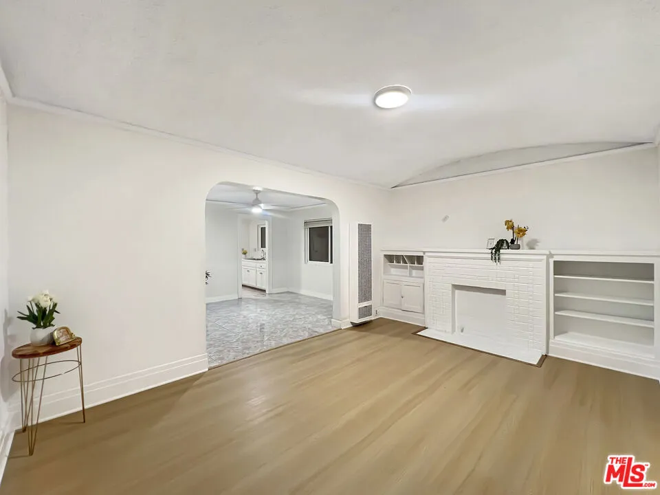 2166 W 29th Place Los Angeles, CA 90018