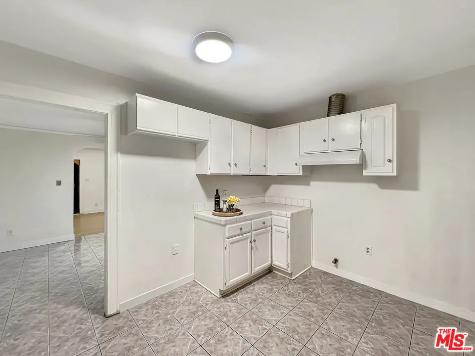2166 W 29th Place Los Angeles, CA 90018