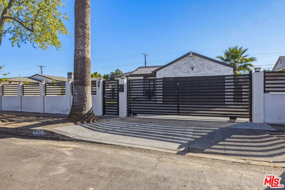 9137 Bartee Avenue Arleta, CA 91331