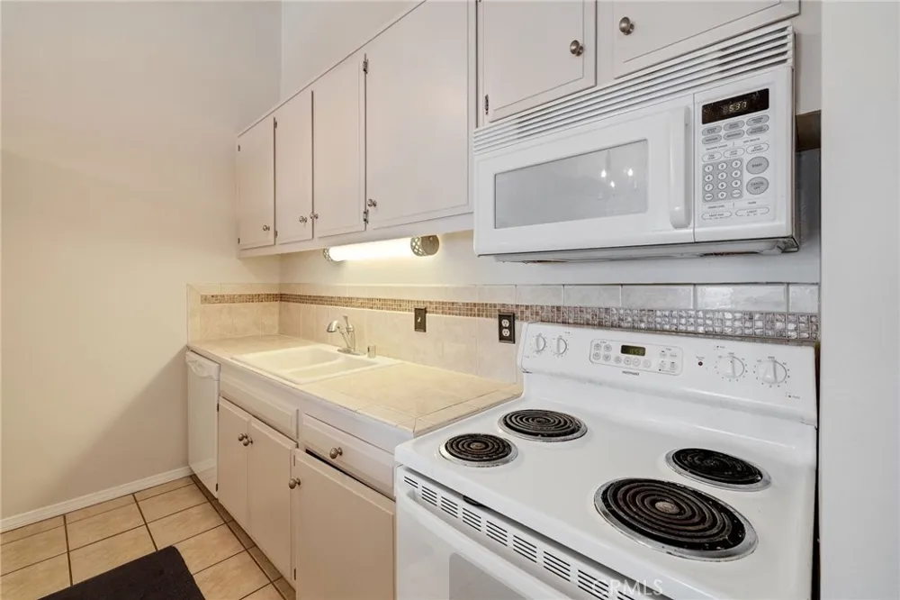 902 Camino Real #204 Redondo Beach, CA 90277