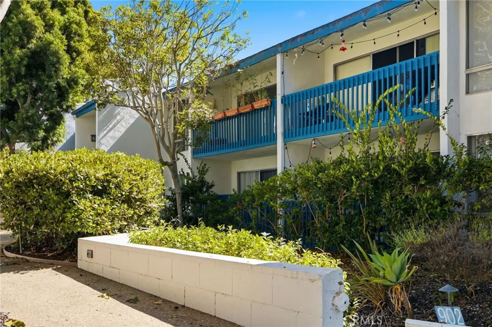 902 Camino Real #204 Redondo Beach, CA 90277