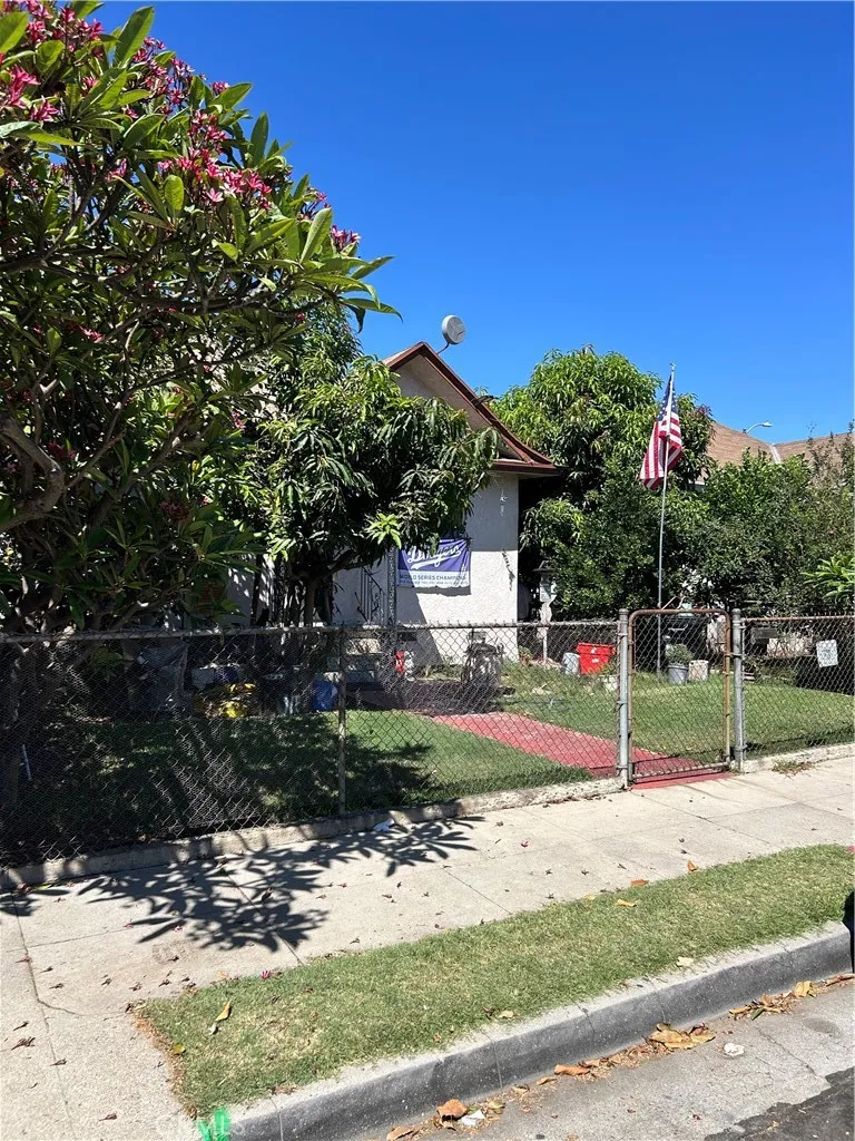 1155 Rolland Curtis Los Angeles, CA 90037