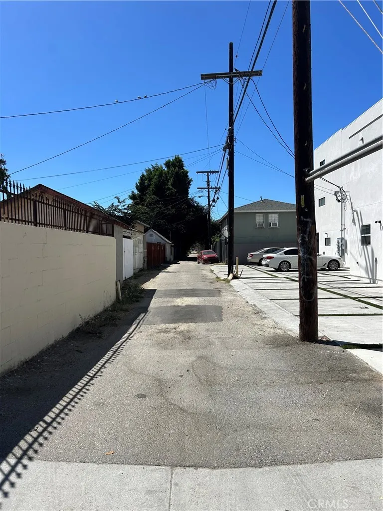 1155 Rolland Curtis Los Angeles, CA 90037