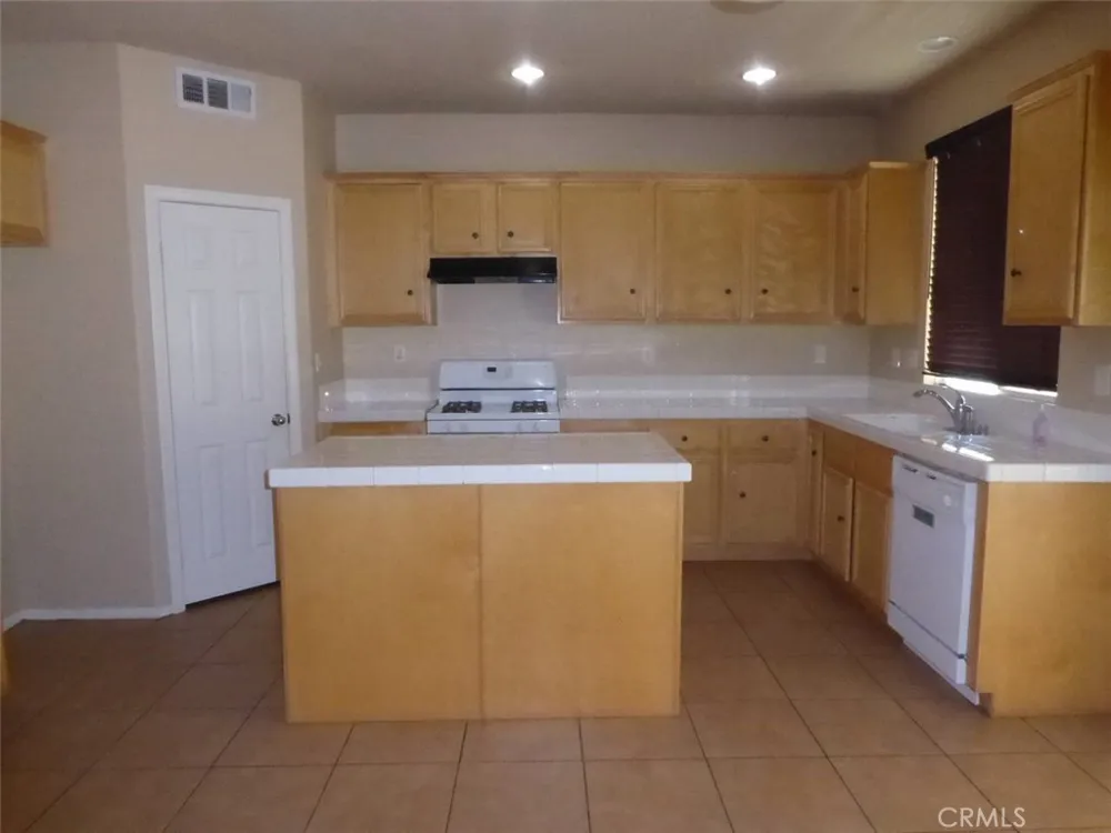8906 Gentian Hesperia, CA 92344