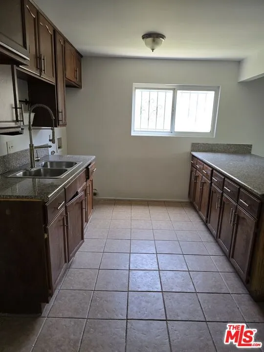 533 W 77th Street Los Angeles, CA 90044